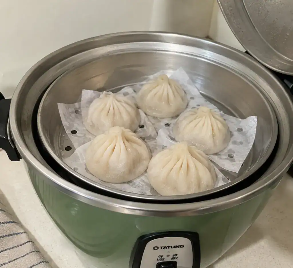 冷凍小籠包怎麼加熱?4 種小籠包加熱方法一次學會,蒸多久、不破皮技巧全整理